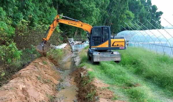 Mini Tyre Small Excavator Made in China