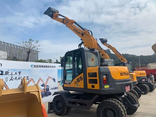Arrangement of boom cylinder of backhoe excavator