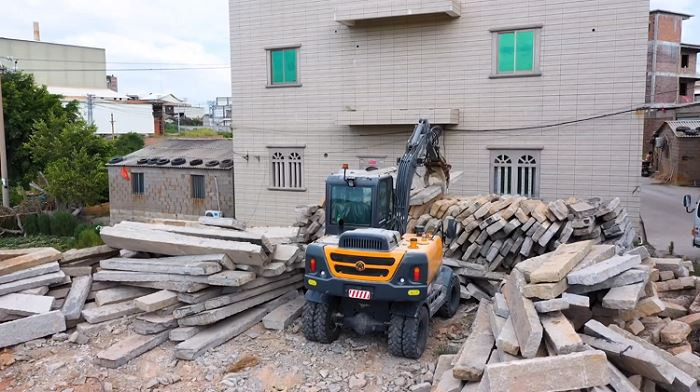 How to check the fault of excavator alternator