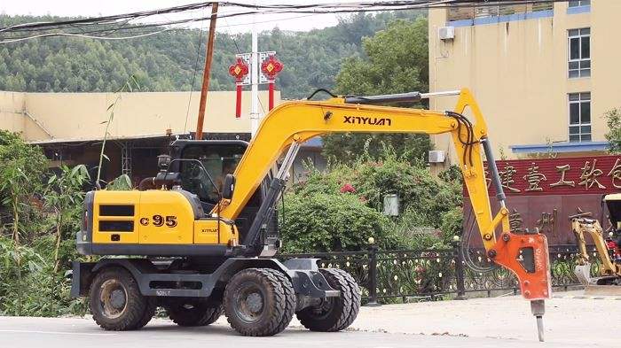How to operate the hydraulic breaker