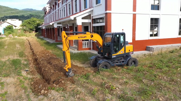 Replacement of oil suction filter element of excavator