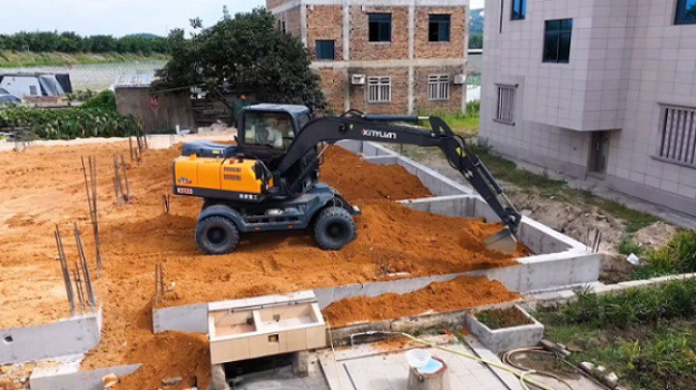 Reasons for water spraying of excavator engine water tank