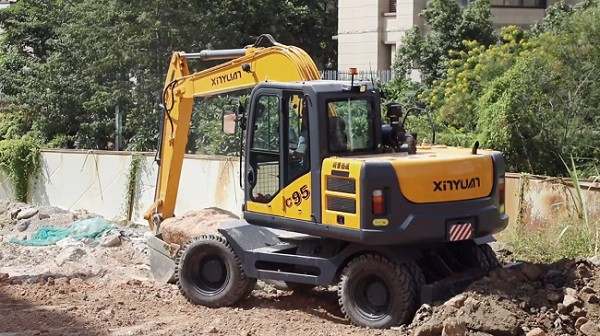 Clean the dirt in the oil tank of the excavator by blowing