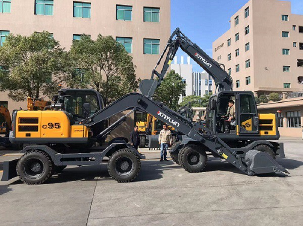 Reasons for oil leakage of diesel tank pipe joint of excavator