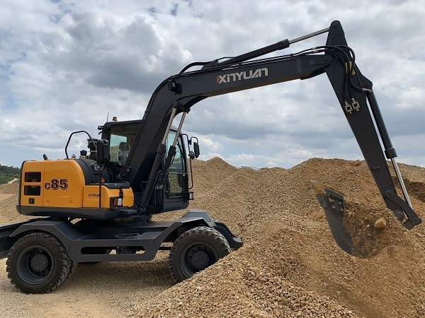 Possible consequences of engine oil leakage of construction machinery